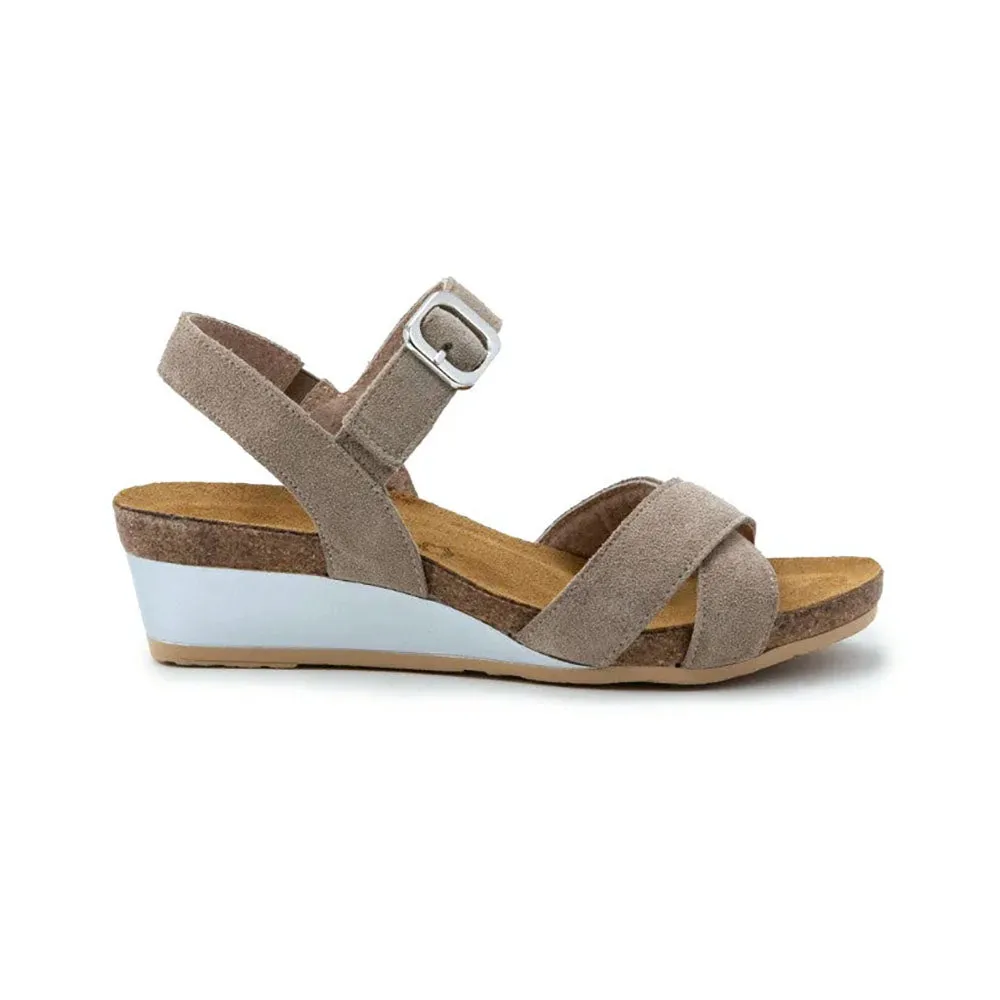 Throne Kitten Wedge (104121)