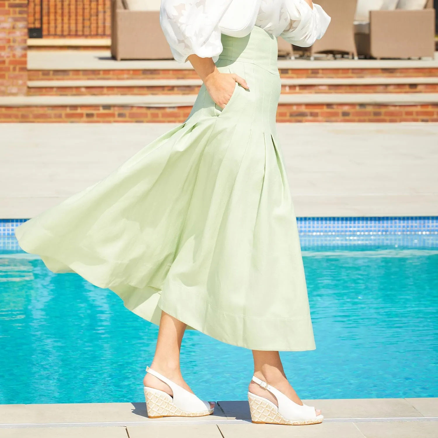 Winnie: White Leather & Raffia